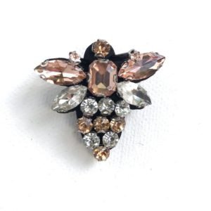 Broche abeille reine rose