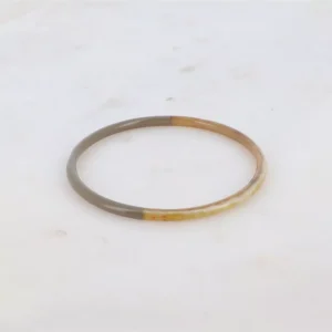 Jonc fin en corne de buffle laquée couleur taupe