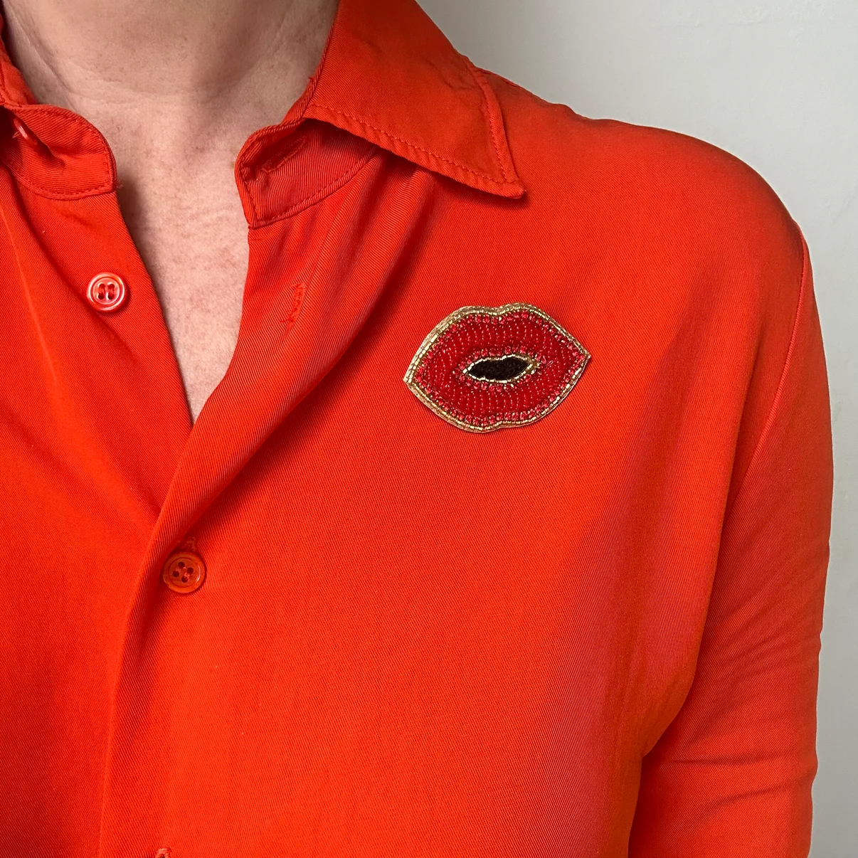 Broche lèvres rouges brodée – Image 2