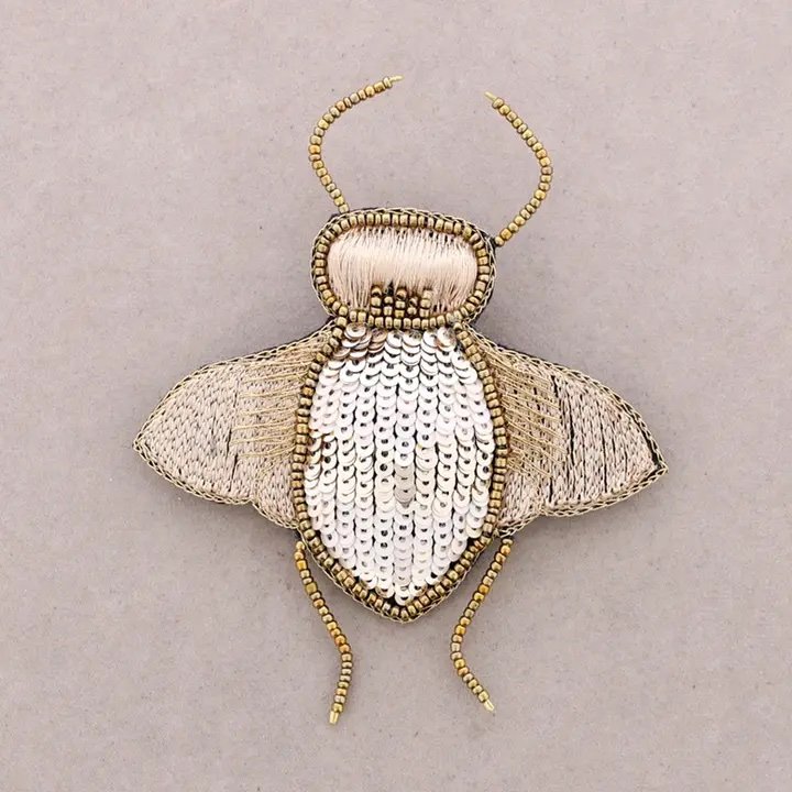 Broche insecte – Perles et sequins beige